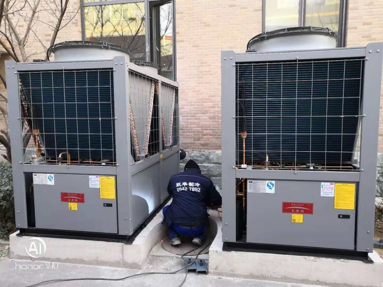 安装大型中央空调室外机.jpg