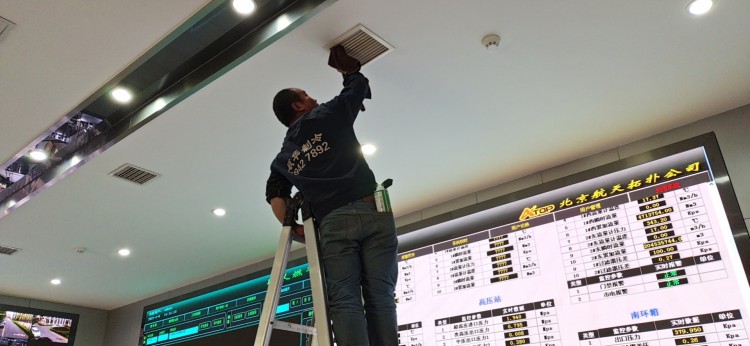 中央空调风口清洗中 (1).jpg